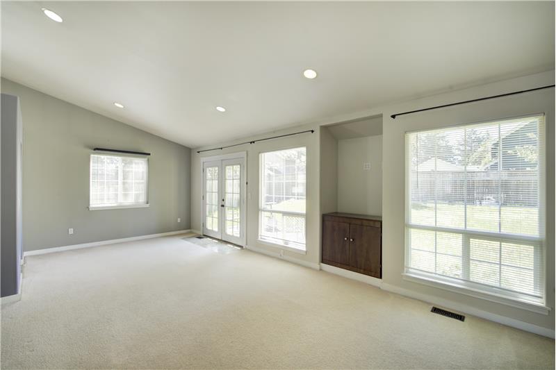 Living & dining rooms, w/vaulted ceilings