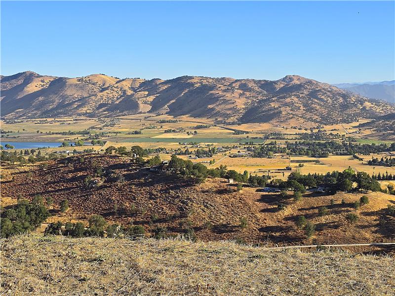 Timeless rural charm w/a sense of close-knit community; folks still wave back when you throw a hand up from your steering wheel.