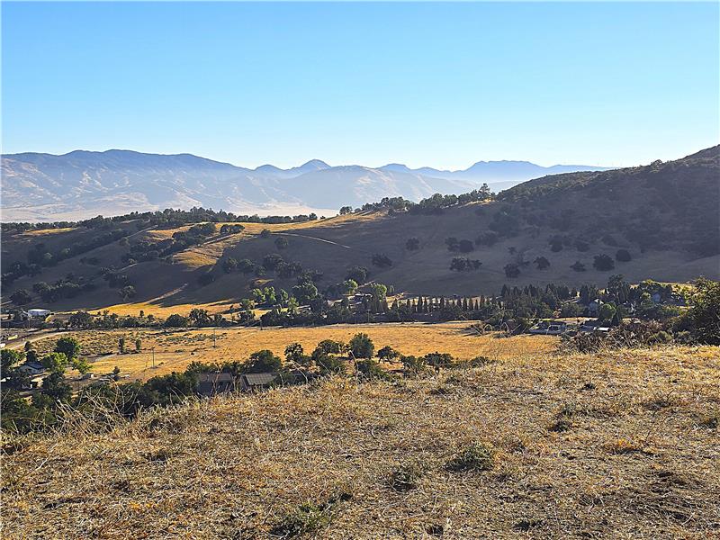 Total peace and quiet, yet quick access to amenities. Tehachapi is just over that hill...'bout 10 minutes to town.