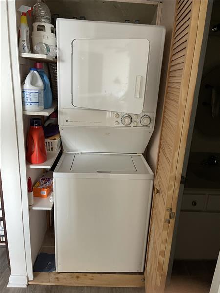 washer dryer IN unit!