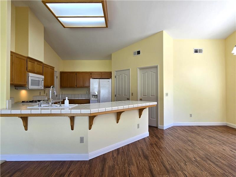 The expansive kitchen counter commands the heart of the home, keeping the chef perfectly positioned to stay connected.