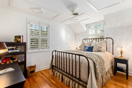 Upstairs guestroom, not plantation shutters