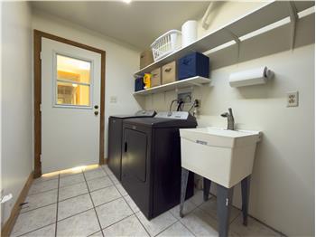 100 Russell Rd - Residence 1 - Laundy