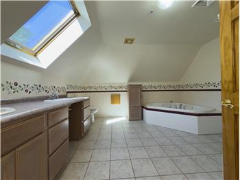 100 Russell Rd - Residence 2 - Bathroom