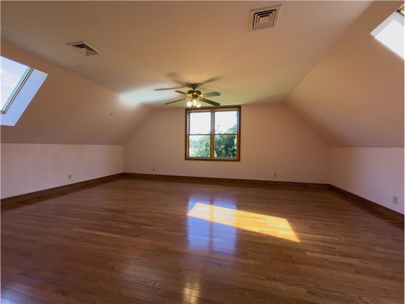 100 Russell Rd - Residence 2 - Bedroom