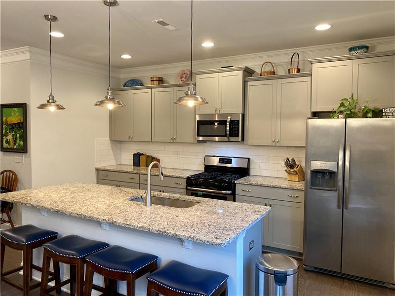 Center Island Kitchen & Breakfast Bar