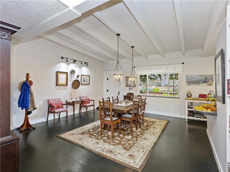 Dining area - offers views of front yard