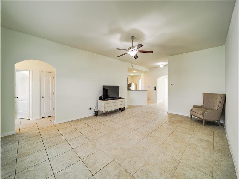 Spacious living room 