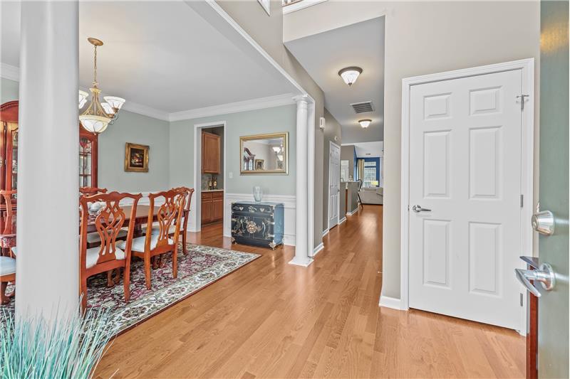 2-story foyer offers a warm and elegant welcome