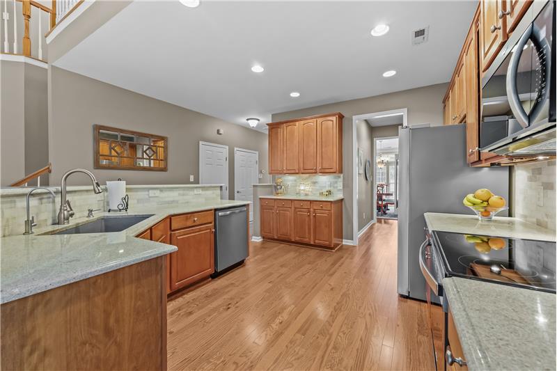 Granite counters, quartz backsplash, 42 inch wood cabinets