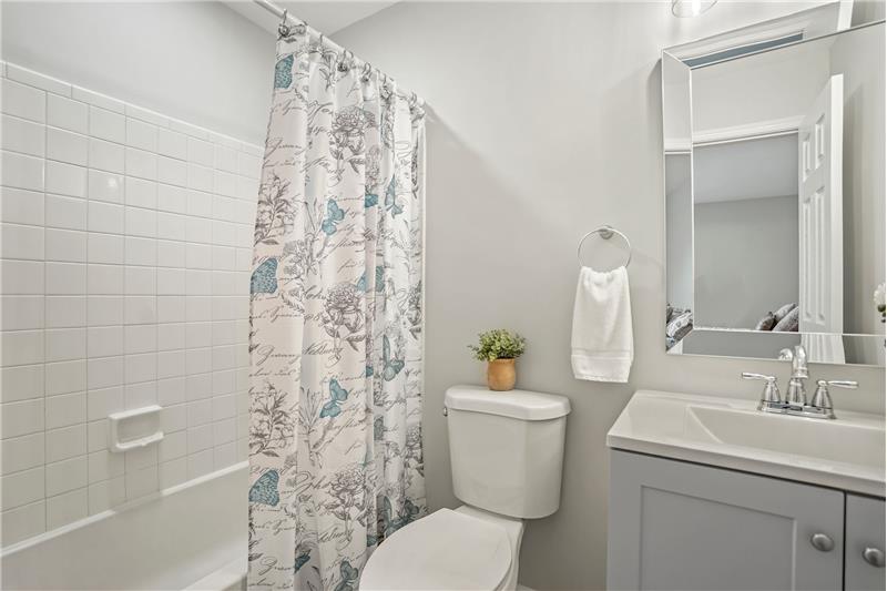 Owner's Bathroom with Tub/Shower Combo