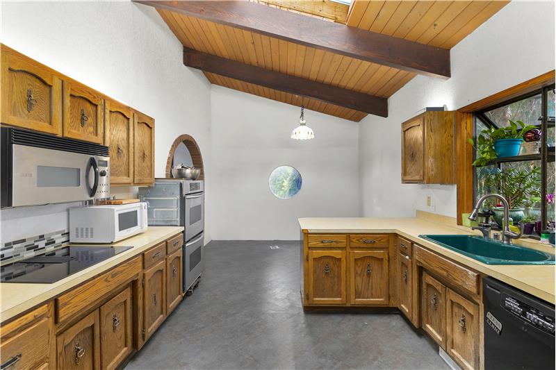 Kitchen has a great lay out!