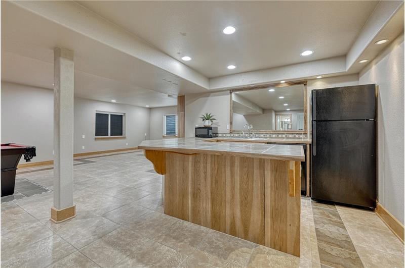 Basement wet bar/kitchenette, great for serving up your favorite drinks or snacks.