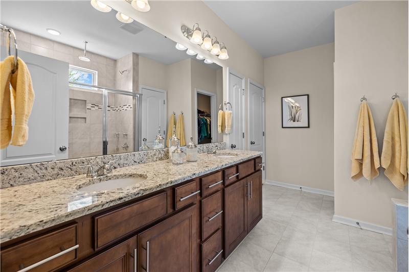 Owner's bathroom with private WC and walk-in closet