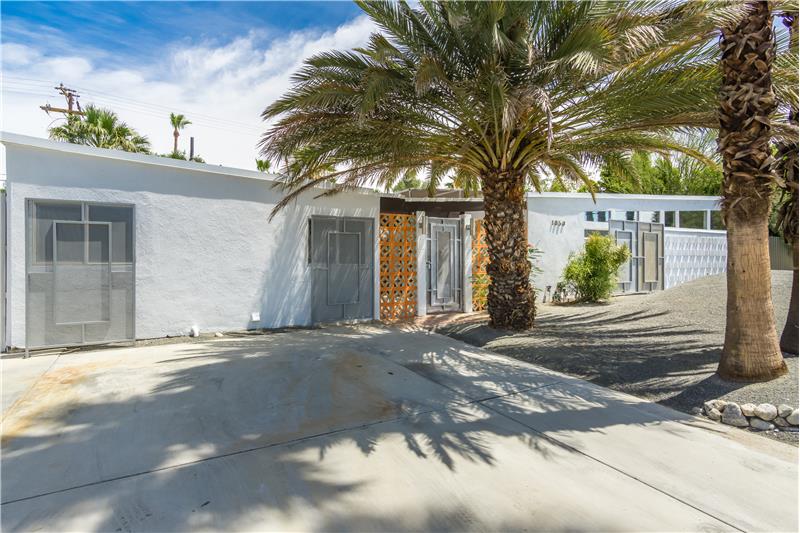 Low maintenance Deserts cape in front