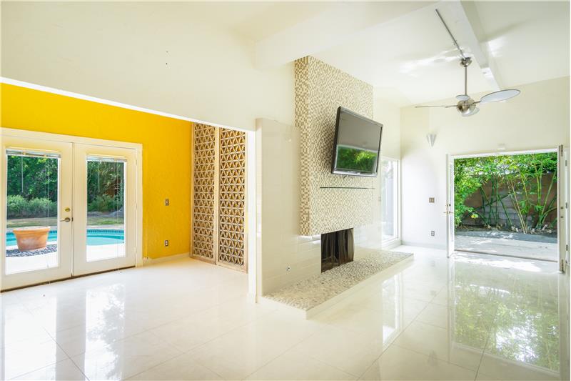 Living room with Fireplace