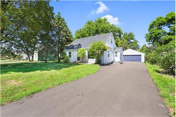 1051 Burke Ave W, Roseville, MN