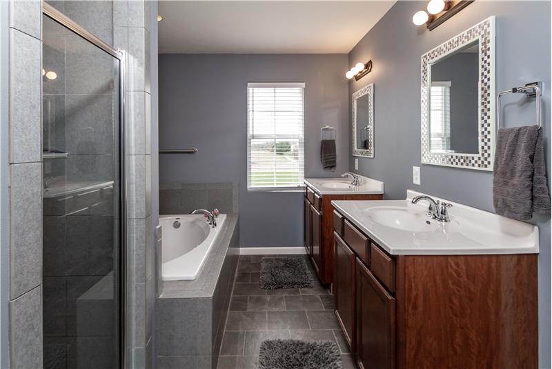 Master Bathroom w/double sinks, tiled shower & floor, jetted garden tub.