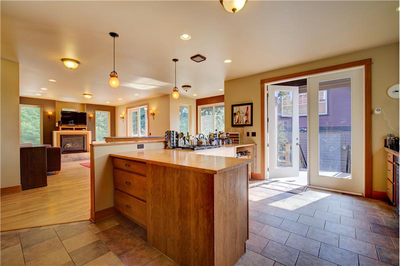 Main kitchen, with chef's pro gas cook top