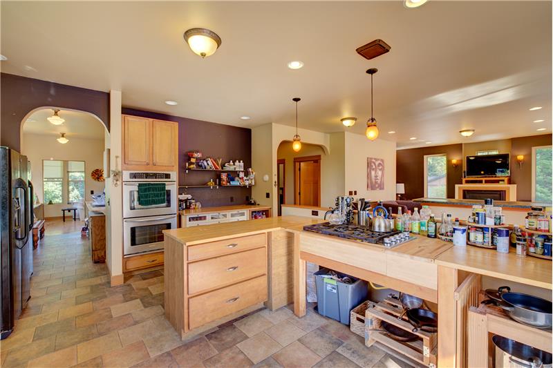 Main kitchen, with double ovens
