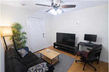 Primary listing photos for listing ID 647911