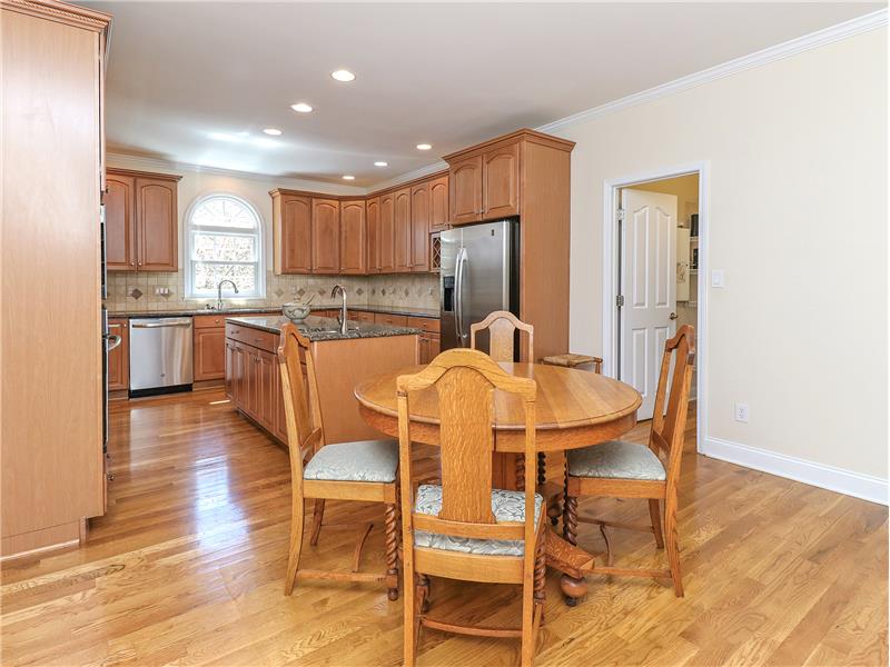 10x13 breakfast area