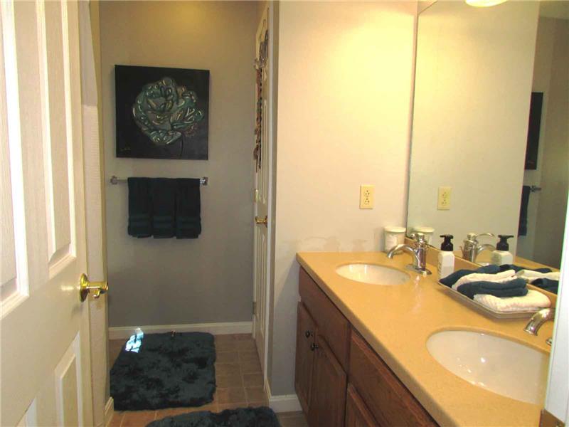 Full master bath with dual sinks & linen closet