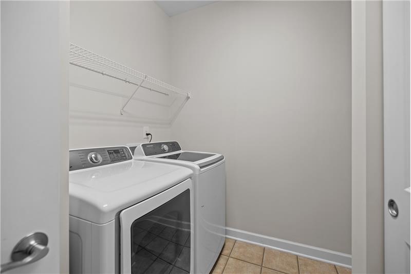 Laundry room (washer/dryer convey)