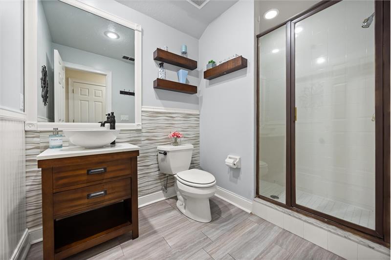 Upstairs Full Bath En Suite to Bedroom 5