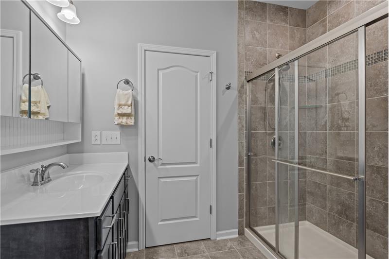 Large shower in owner's bathroom, private WC, walk-in closet