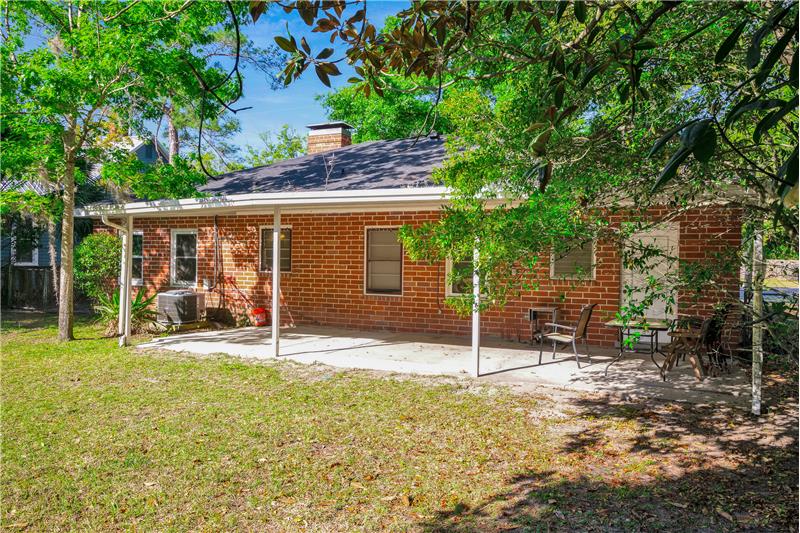 Large covered rear patio