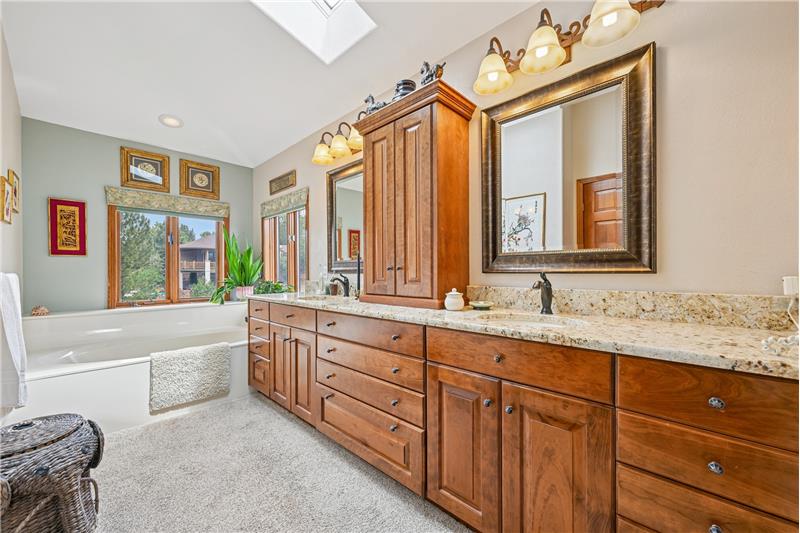 Ensuite 5-piece primary bathroom