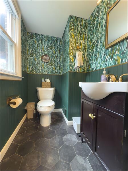 1095 West Ave - Half bathroom 