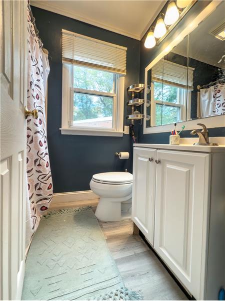 1095 West Ave - Full bathroom 