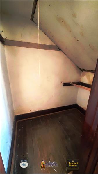 Bed 2 closet
