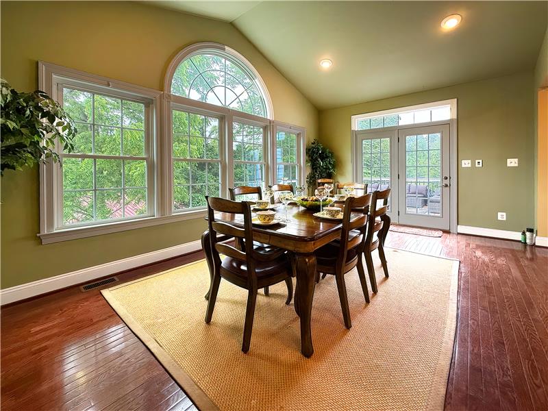 1103 Judson - Breakast nook