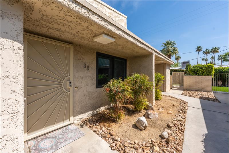 Entry Has metal Screen Door