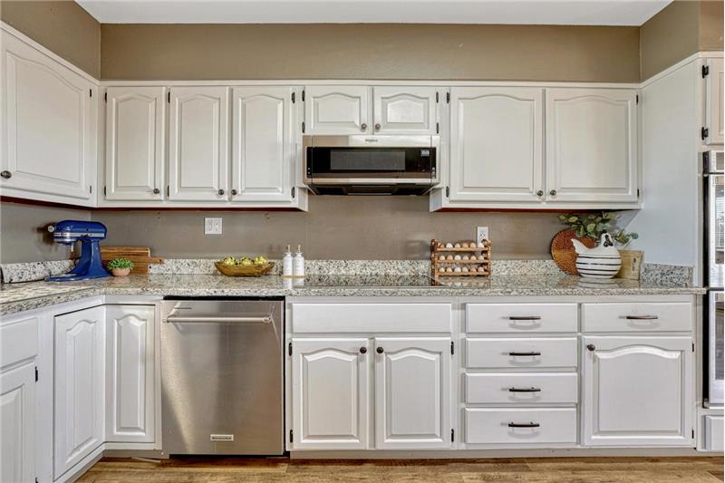 Induction cooktop and overhead microwave oven.