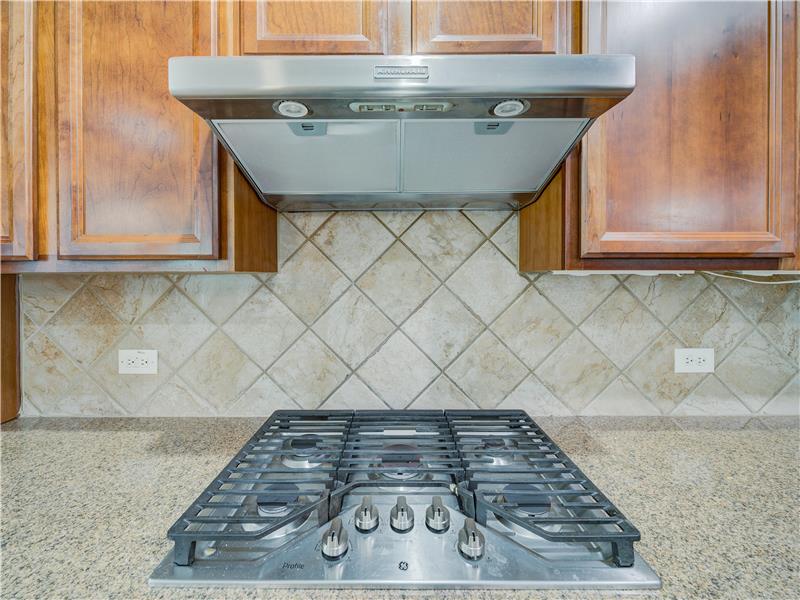 Gas cook top with 5 burners and vent