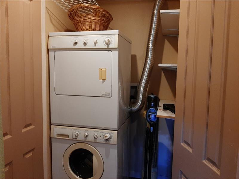 This 'Detached' Guest Home has its own Laundry Facilities!