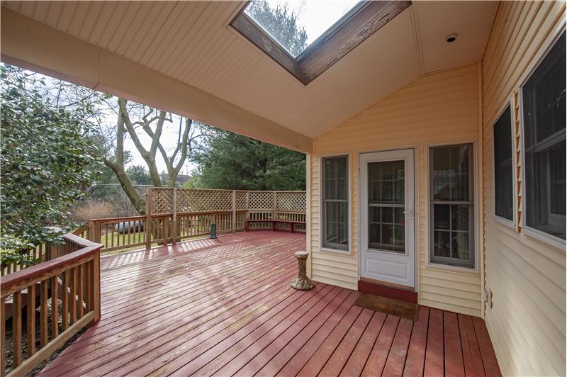 1172 Thomas Road Deck with built in benches