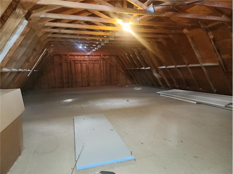 Huge upstairs in Barn