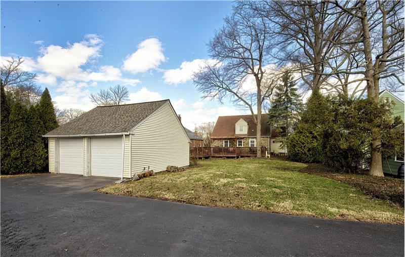 118 Elm Drive - 2 car detached garage