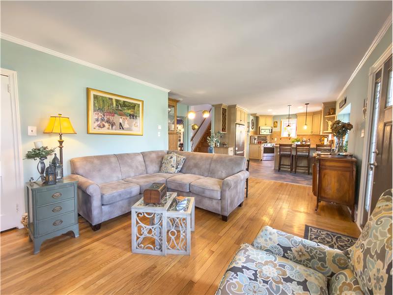 118 Elm Drive - Living room