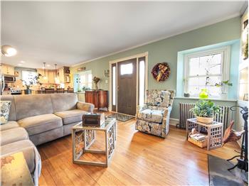 118 Elm Drive - Living room