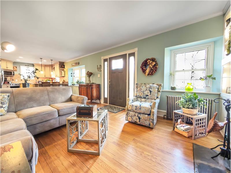 118 Elm Drive - Living room