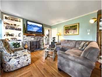 118 Elm Drive - Living room