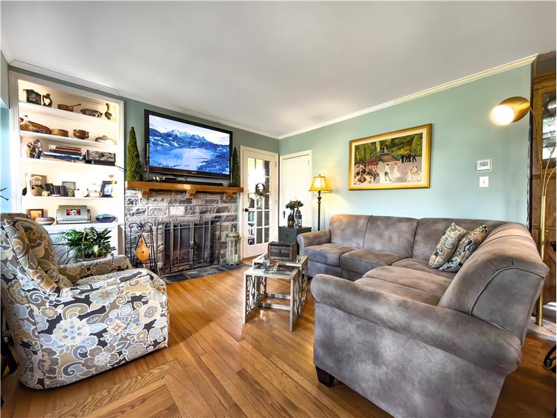 118 Elm Drive - Living room