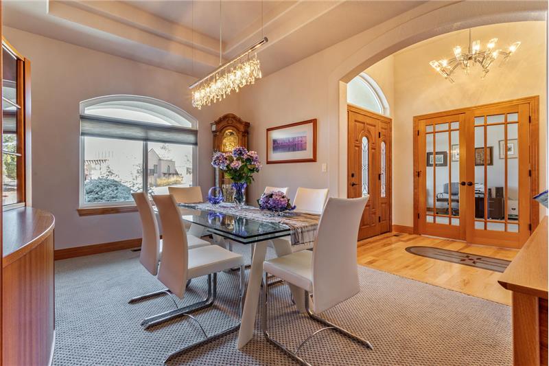 Dining room between foyer & kitchen