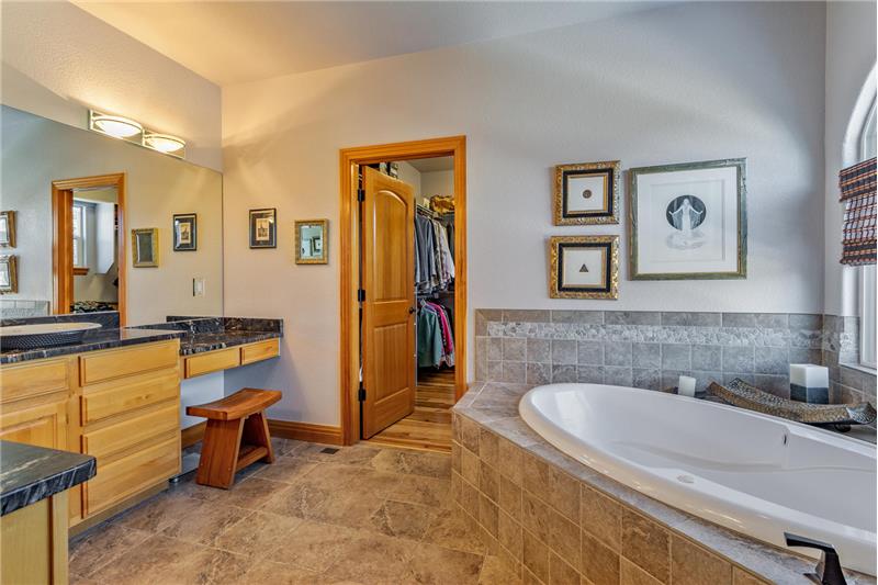 Jetted 6-foot tub has shampoo hose